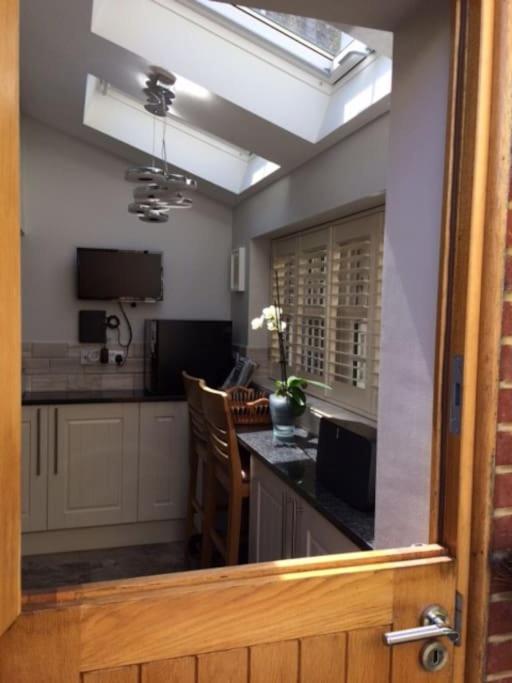River Road, Littlehampton, Executive Apartment Экстерьер фото